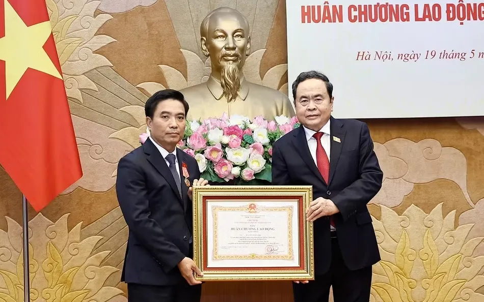 Chủ tịch Quốc hội Trần Thanh Mẫn trao tặng Huân chương Lao động hạng Nhất cho đồng chí Nguyễn Doãn Anh, Phó Chủ tịch Quốc hội. (Ảnh: Doãn Tấn/TTXVN)