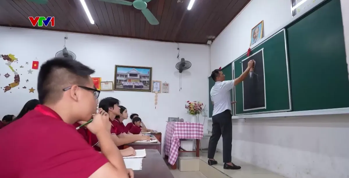 Những n&eacute;t vẽ B&aacute;c Hồ từ phấn bảng xanh - Ảnh 2.