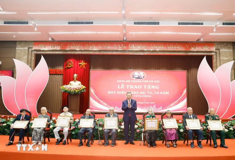 Tổng Bí thư, Chủ tịch nước dự Lễ trao tặng Huy hiệu Đảng cho đảng viên lão thành của Đảng bộ Hà Nội - Ảnh 2.
