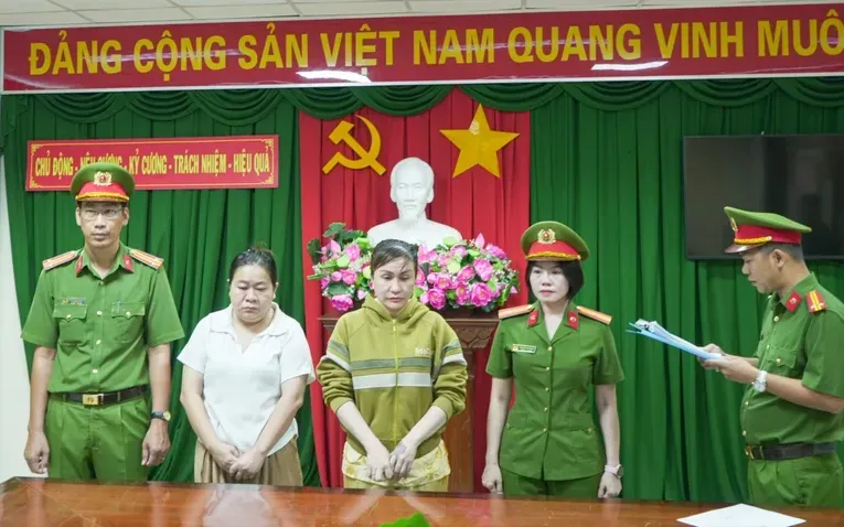 Công an tống đạt các quyết định tố tụng đối với hai nữ giám đốc lừa đảo. Ảnh: CACC