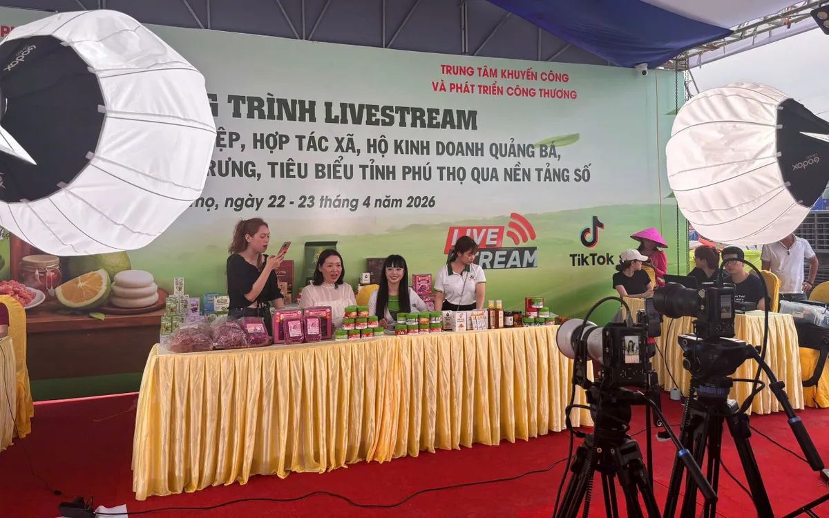 Ngày càng nhiều hoạt động livestream bán hàng quy mô lớn đang cho thấy thương mại điện tử Việt Nam không còn chỉ dừng ở câu chuyện “mua bán online”, mà đang từng bước trở thành một động lực mới của nền kinh tế số. 