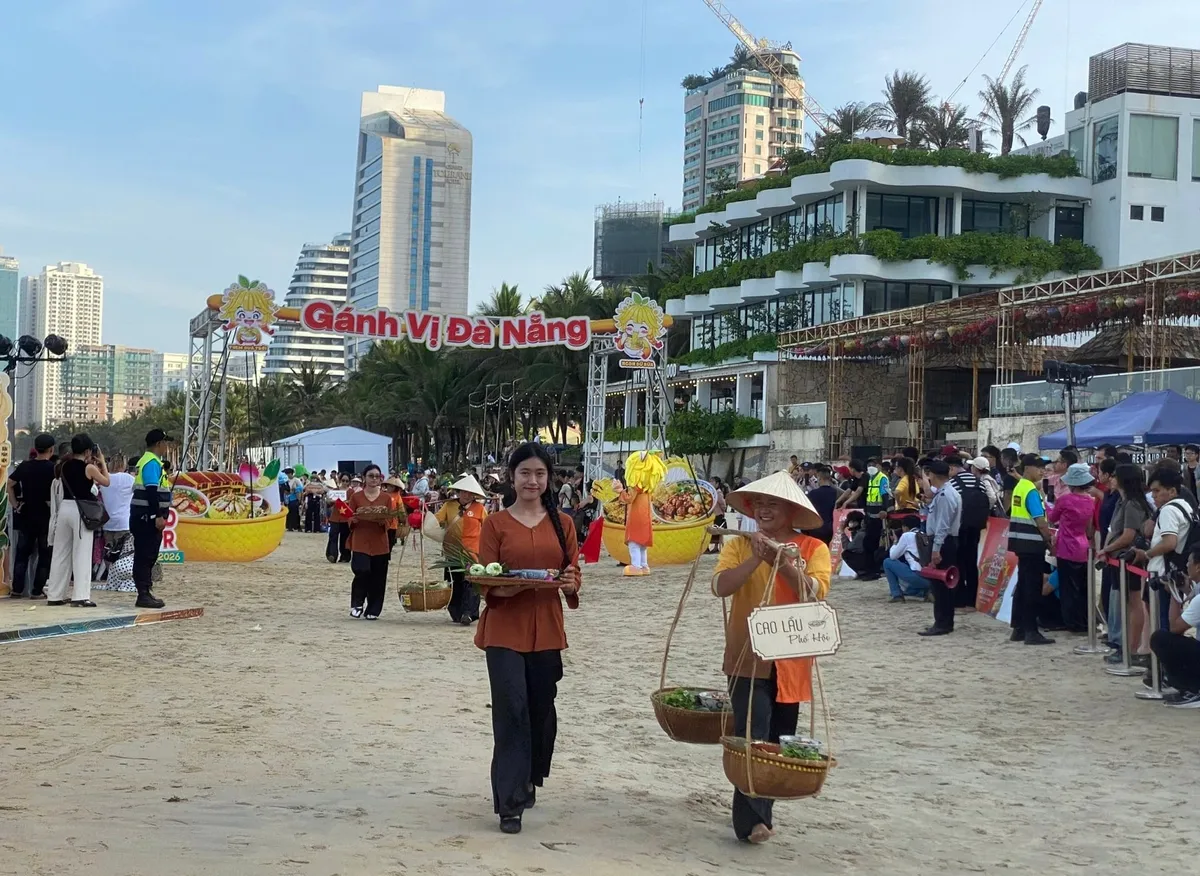 Diễu hành ẩm thực “Gánh vị Đà Nẵng” tạo điểm nhấn tại Lễ hội Đà Nẵng Food Tour 2026- Ảnh 1. Diễu hành ẩm thực “Gánh vị Đà Nẵng” tạo điểm nhấn tại Lễ hội Đà Nẵng Food Tour 2026- Ảnh 1.