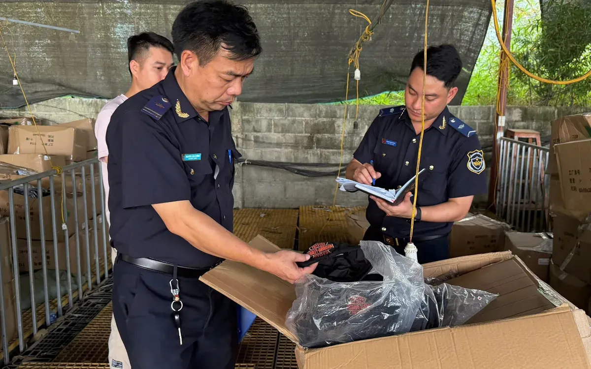 Hải quan liên tiếp phát hiện nhiều lô hàng nghi giả mạo nhãn hiệu tại cửa khẩu Tà Lùng và Bình Hiệp- Ảnh 1. Hải quan liên tiếp phát hiện nhiều lô hàng nghi giả mạo nhãn hiệu tại cửa khẩu Tà Lùng và Bình Hiệp- Ảnh 1.