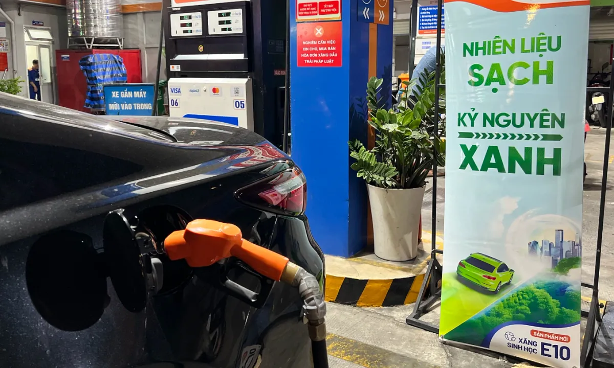 Có cần xả xăng cũ khi chuyển sang E10? Xe đời cũ có dùng được không và có nên thêm phụ gia?- Ảnh 1. Có cần xả xăng cũ khi chuyển sang E10? Xe đời cũ có dùng được không và có nên thêm phụ gia?- Ảnh 1.