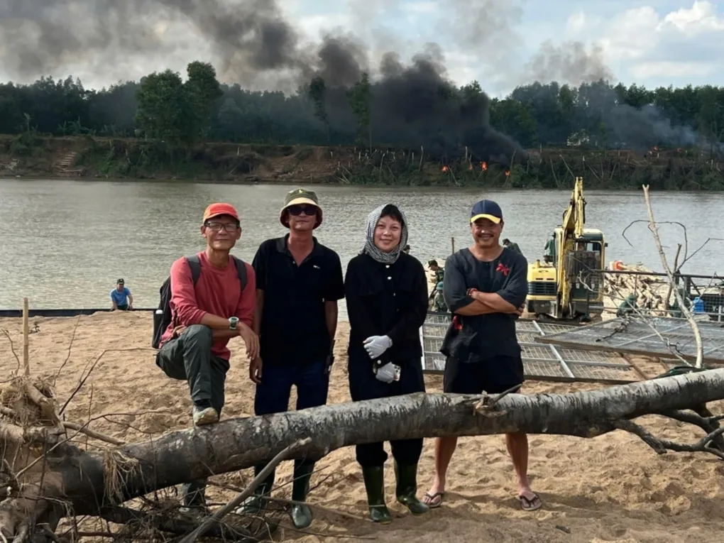 NSND Lý Thái Dũng: "Đất đỏ" là thử thách mới nối tiếp hiện tượng "Mưa đỏ".- Ảnh 5. NSND Lý Thái Dũng: "Đất đỏ" là thử thách mới nối tiếp hiện tượng "Mưa đỏ".- Ảnh 5.