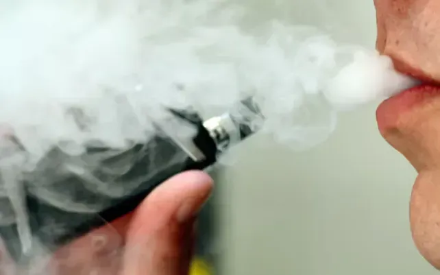 WHO cảnh báo thuốc lá điện tử tạo “vỏ bọc hấp dẫn”, gia tăng nguy cơ nghiện nicotine ở giới trẻ- Ảnh 1. WHO cảnh báo thuốc lá điện tử tạo “vỏ bọc hấp dẫn”, gia tăng nguy cơ nghiện nicotine ở giới trẻ- Ảnh 1.