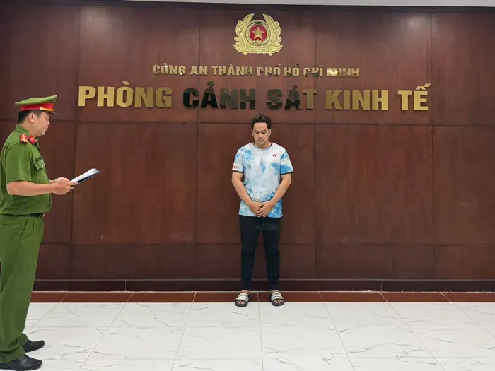 C&ocirc;ng an TP Hồ Ch&iacute; Minh thu giữ hơn 1.400 đ&ocirc;i gi&agrave;y, d&eacute;p giả mạo thương hiệu nổi tiếng trị gi&aacute; tr&ecirc;n 3,3 tỷ đồng- Ảnh 1.