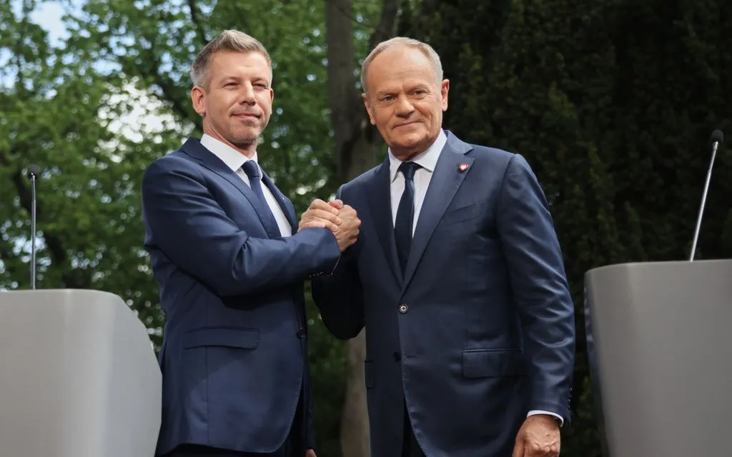 Thủ tướng Ba Lan Donald Tusk (phải) và Thủ tướng Hungary Peter Magyar bắt tay sau cuộc họp báo chung tại Warsaw, Ba Lan, ngày 20/5/2026 (Ảnh AP)