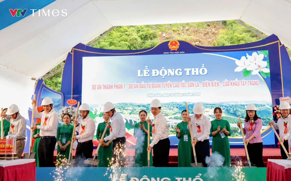 Các đại biểu thực hiện nghi thức động thổ dự án thành phần 1. Ảnh TT