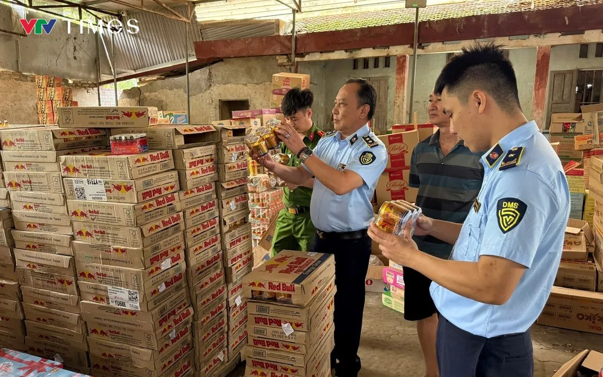 Lực lượng QLTT tỉnh Thái Nguyên kiểm tra lô hàng nước tăng lực và thực phẩm có dấu hiệu vi phạm. Ảnh: QLTTTN