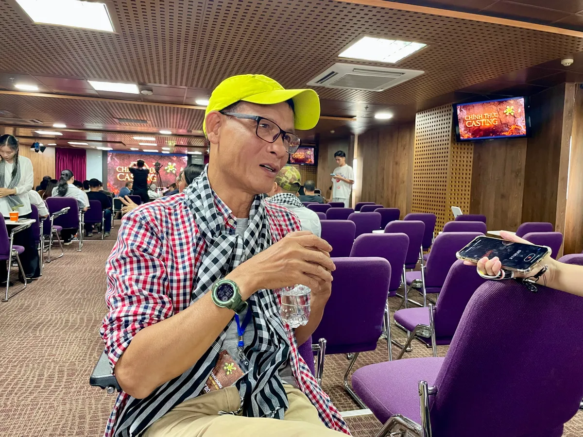 NSND Lý Thái Dũng: "Đất đỏ" là thử thách mới nối tiếp hiện tượng "Mưa đỏ".- Ảnh 1. NSND Lý Thái Dũng: "Đất đỏ" là thử thách mới nối tiếp hiện tượng "Mưa đỏ".- Ảnh 1.