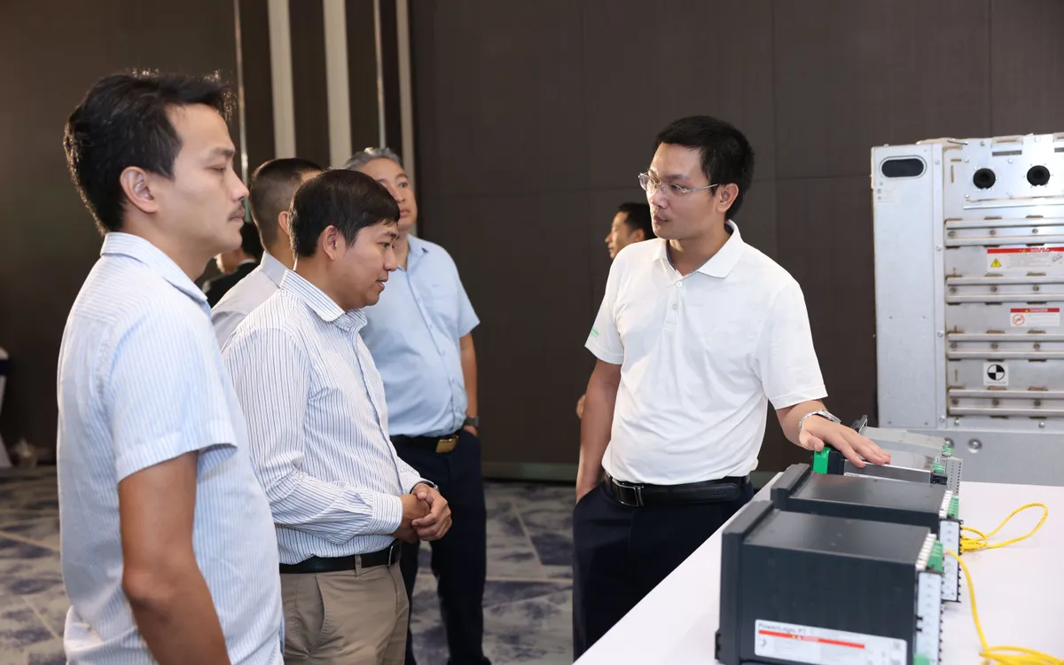 Khách mời trải nghiệm công nghệ chuyển đổi số trong ngành nước