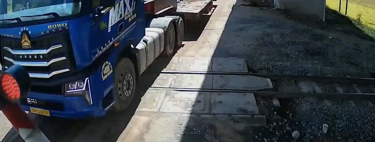 Phạt tài xế vượt đường ngang khi đèn đỏ bật sáng- Ảnh 5. Phạt tài xế vượt đường ngang khi đèn đỏ bật sáng- Ảnh 5.