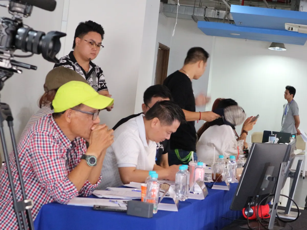 NSND Lý Thái Dũng: "Đất đỏ" là thử thách mới nối tiếp hiện tượng "Mưa đỏ".- Ảnh 2. NSND Lý Thái Dũng: "Đất đỏ" là thử thách mới nối tiếp hiện tượng "Mưa đỏ".- Ảnh 2.