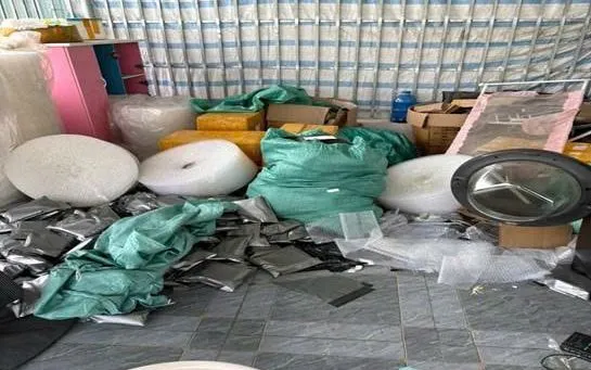 Hàng hóa các đối tượng đóng để gửi đi giao cho khách