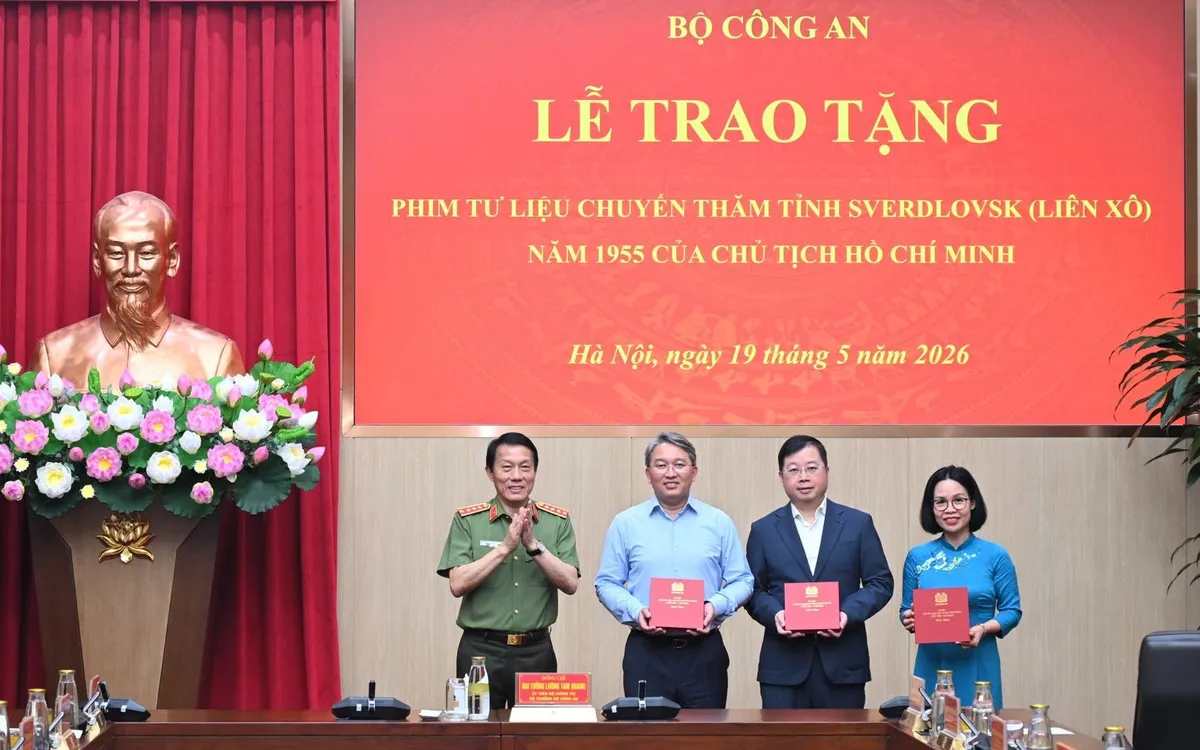 Bộ trưởng Lương Tam Quang trao tặng Phim tư liệu chuyến thăm tỉnh Sverdlovsk (Liên Xô) năm 1955 của Chủ tịch Hồ Chí Minh cho Văn phòng Trung ương Đảng, Đài Truyền hình Việt Nam và Bảo tàng Hồ Chí Minh. 