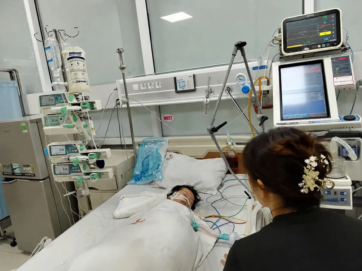 Sập tường trong đêm ở Phú Thọ, 2 cháu nhỏ bị thương khi đang ngủ - Ảnh 1.