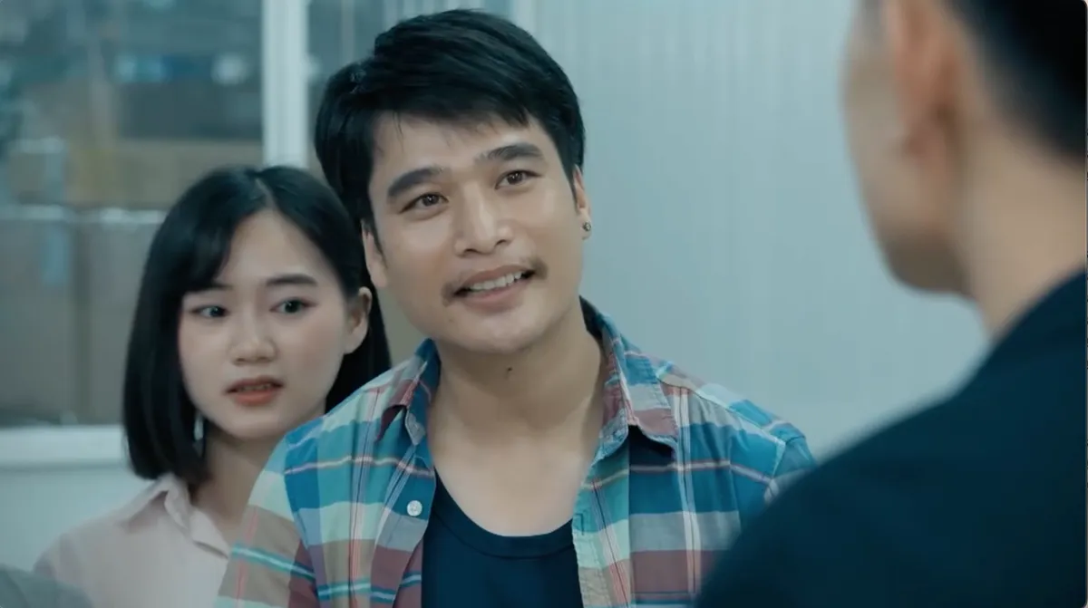 Dưới &ocirc; cửa s&aacute;ng đ&egrave;n - Tập 3: Sinh đ&ograve;i "bẻ răng" ứng tiền cho c&ocirc;ng nh&acirc;n- Ảnh 1.