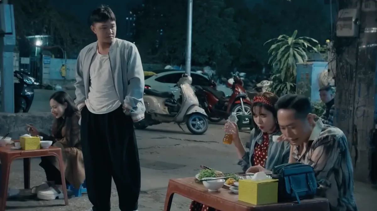 Dưới &ocirc; cửa s&aacute;ng đ&egrave;n - Tập 3: Sinh bắt gặp V&acirc;n đi c&ugrave;ng bạn trai- Ảnh 1.