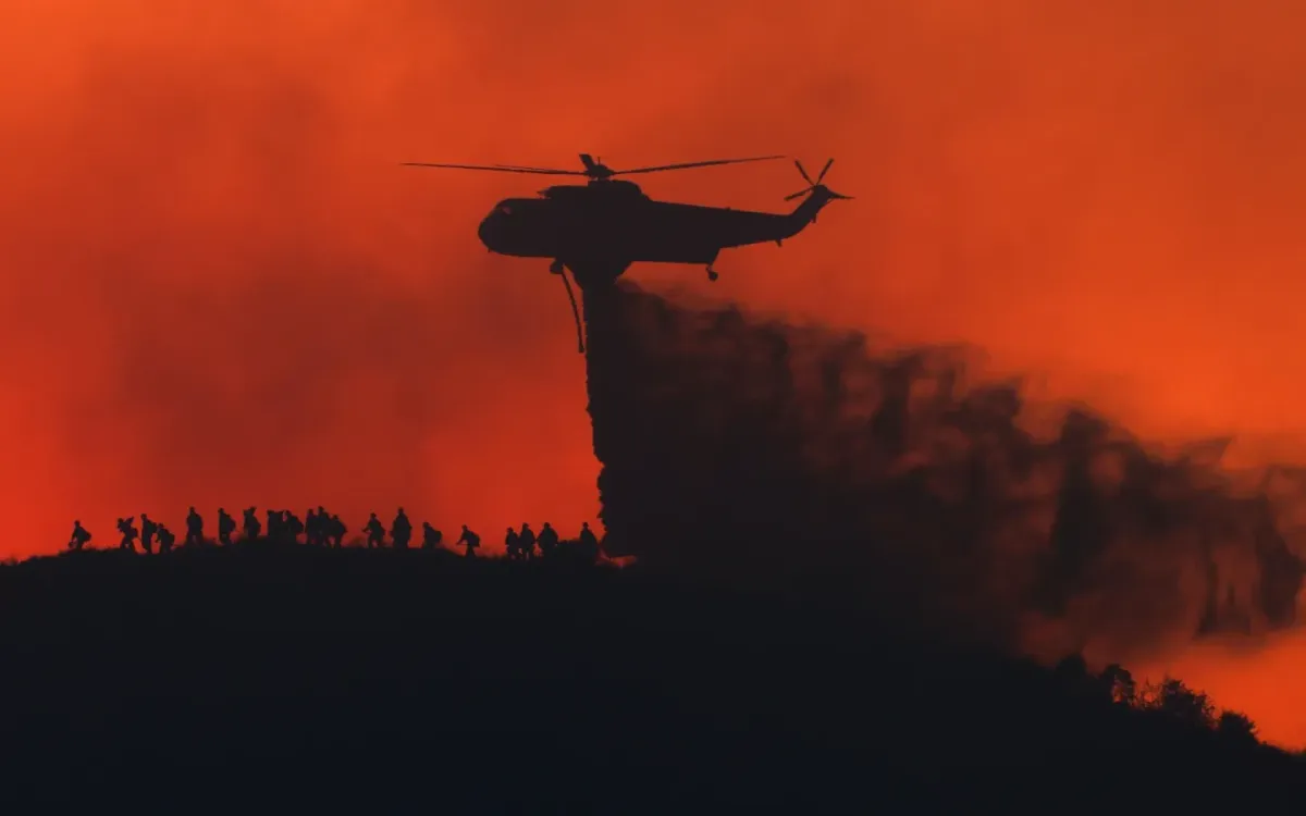 Máy bay thả nước chữa đám cháy Sandy Fire tại Simi Valley, California, ngày 19/5/2026. (Ảnh: AP)