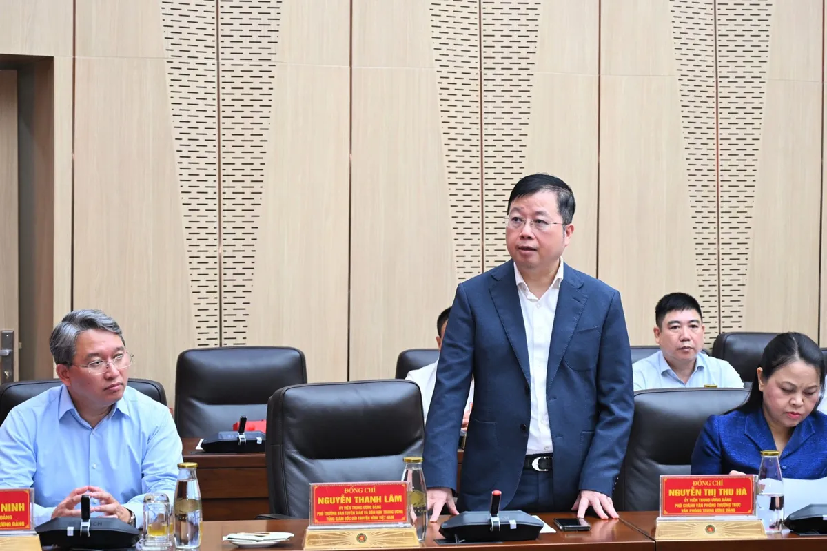 Trao tặng phim tư liệu chuyến thăm tỉnh Sverdlovsk (Liên Xô) năm 1955 của Chủ tịch Hồ Chí Minh- Ảnh 2. Trao tặng phim tư liệu chuyến thăm tỉnh Sverdlovsk (Liên Xô) năm 1955 của Chủ tịch Hồ Chí Minh- Ảnh 2.