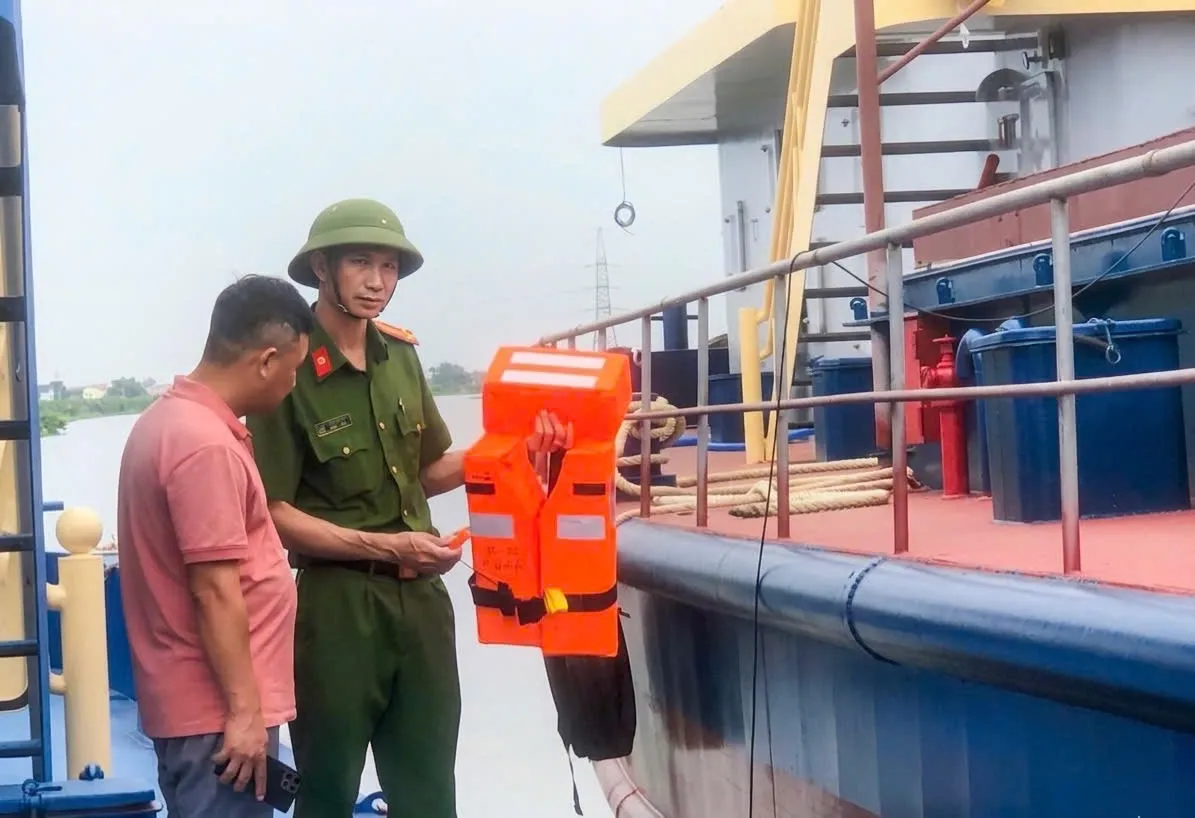 Ninh B&igrave;nh: Giữ an to&agrave;n những chuyến ph&agrave; m&ugrave;a mưa b&atilde;o - Ảnh 5.