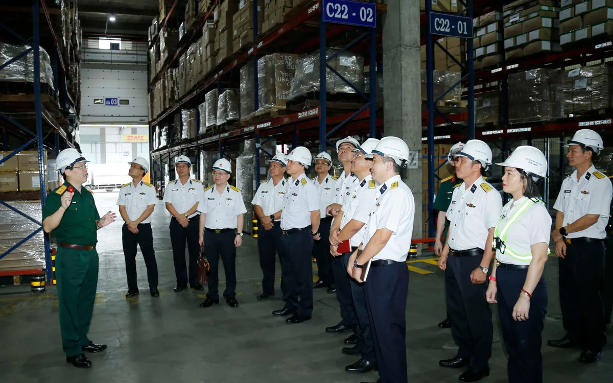Đoàn công tác kiểm tra an toàn lao động tại khu kho hàng thuộc Công ty cổ phần Kho vận Tân Cảng