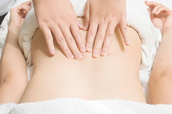 Cách chăm sóc cột sống đúng cách giúp phòng ngừa thoát vị đĩa đệm và thoái hóa xương khớp- Ảnh 1. Cách chăm sóc cột sống đúng cách giúp phòng ngừa thoát vị đĩa đệm và thoái hóa xương khớp- Ảnh 1.