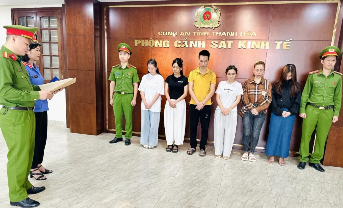 Triệt phá đường dây nước hoa giả hơn 200 tỷ đồng, do hai chị em ruột cầm đầu- Ảnh 1. Triệt phá đường dây nước hoa giả hơn 200 tỷ đồng, do hai chị em ruột cầm đầu- Ảnh 1.