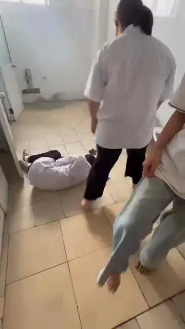 Ph&uacute; Thọ: Nữ sinh lớp 10 bị nh&oacute;m bạn đ&aacute;nh trong nh&agrave; vệ sinh, phải nhập viện- Ảnh 1.