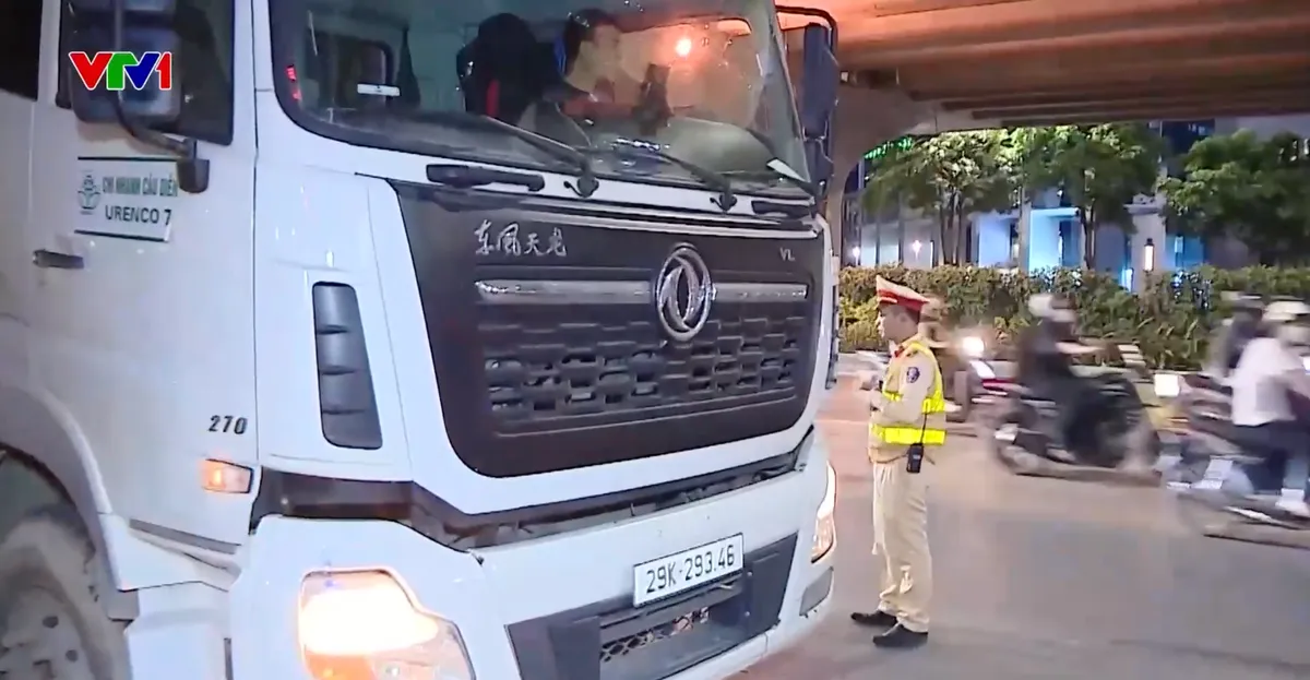 Xử lý nghiêm xe tải hoạt động vào giờ cấm - Ảnh 2.