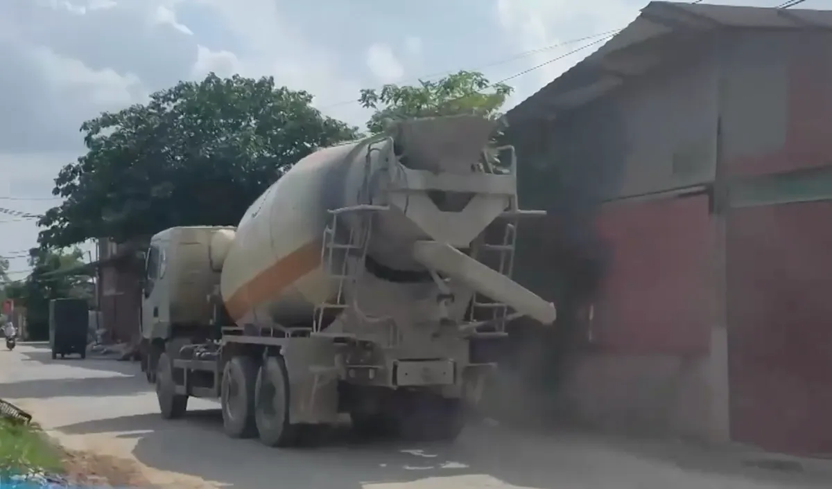 Khu dân cư bụi bặm và ồn ào vì xe tải - Ảnh 2.