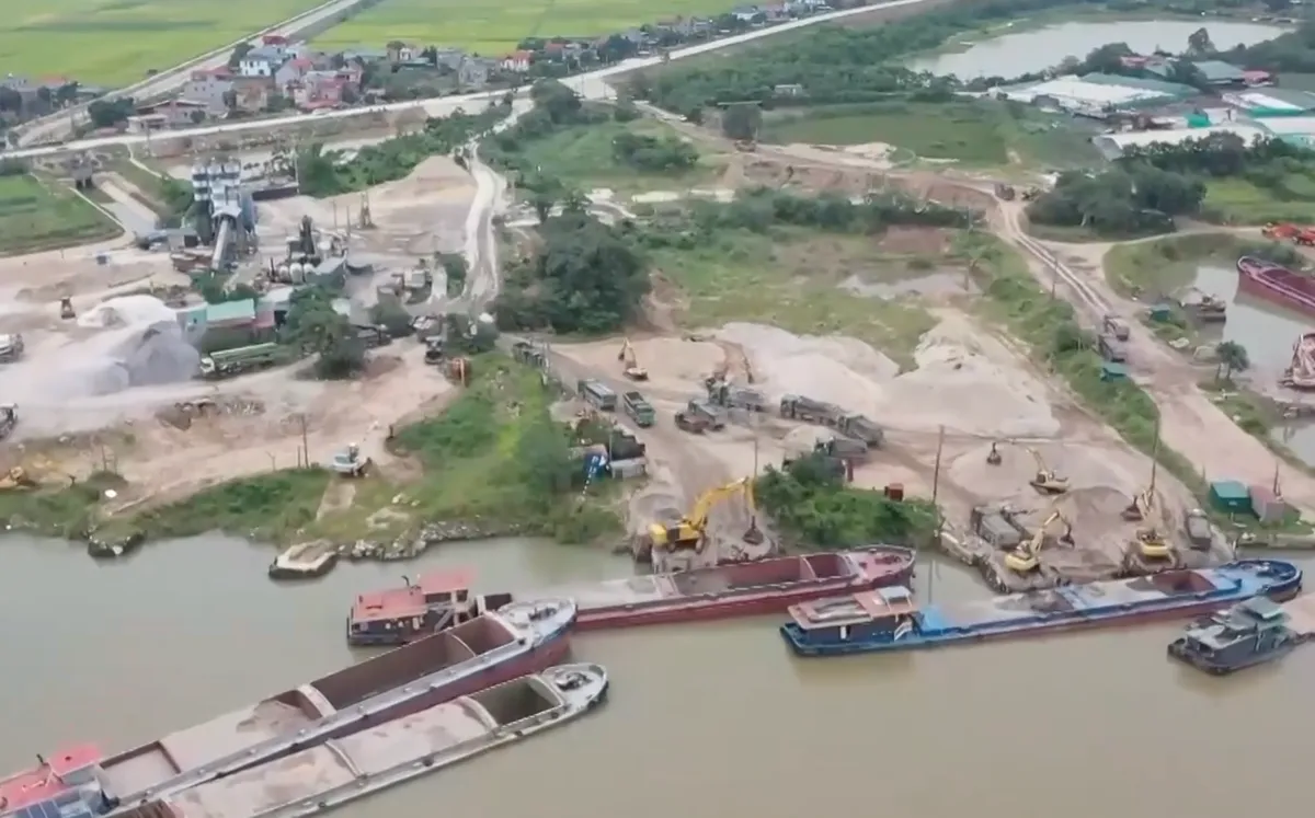 Khu dân cư bụi bặm và ồn ào vì xe tải - Ảnh 1.
