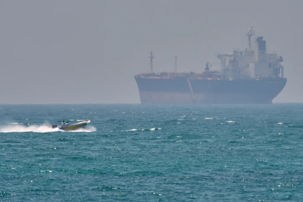 Reuters: Iran củng cố quyền kiểm soát eo biển Hormuz - Ảnh 2. Reuters: Iran củng cố quyền kiểm soát eo biển Hormuz - Ảnh 2.