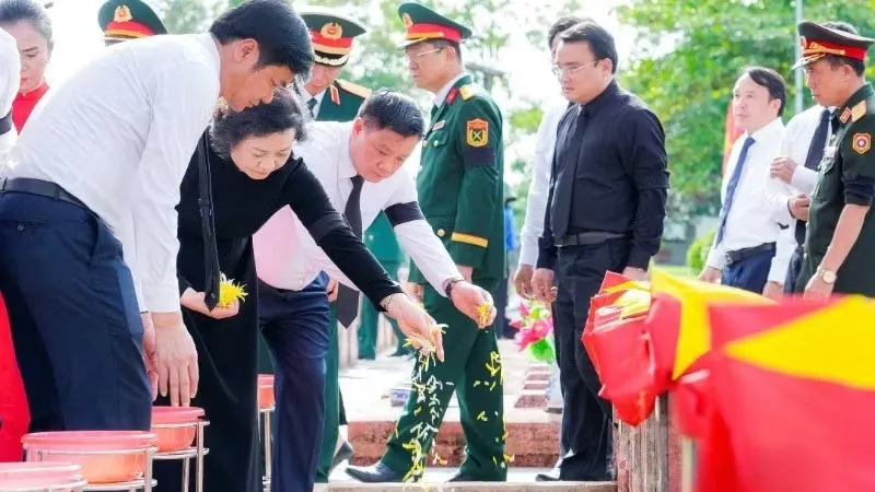 Nghệ An: An táng 80 hài cốt liệt sỹ hi sinh tại Lào - Ảnh 1.