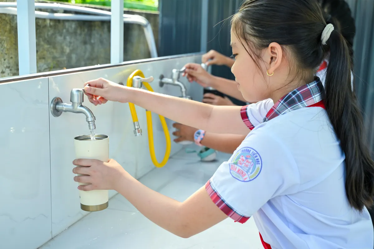 Hỗ trợ nước sạch cho người dân ở các xã đảo bị xâm nhập mặn tại Vĩnh Long - Ảnh 2.