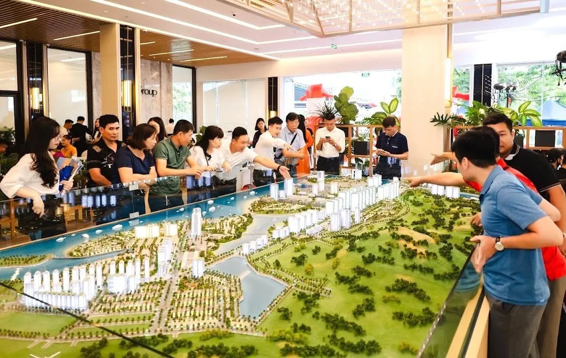 Hà Nội "siết" các sàn giao dịch bất động sản- Ảnh 1. Hà Nội "siết" các sàn giao dịch bất động sản- Ảnh 1.