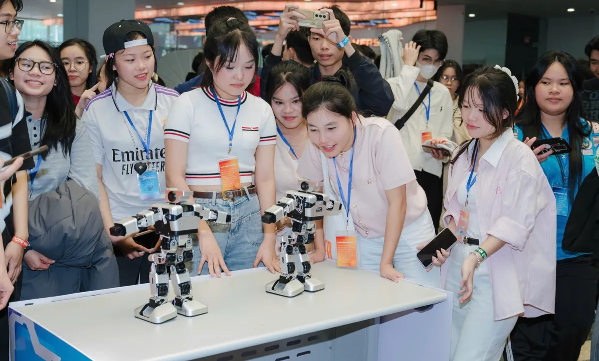 Mở chuyên ngành mới đón đầu làn sóng Robot và Trí tuệ nhân tạo- Ảnh 2. Mở chuyên ngành mới đón đầu làn sóng Robot và Trí tuệ nhân tạo- Ảnh 2.