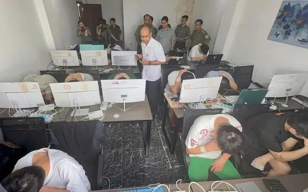 Nhóm người nước ngoài thuê phòng tại phường Thuận Giao, TP Hồ Chí Minh lắp đặt máy móc, có dấu hiệu thực hiện lừa đảo online, bị Công an TP Hồ Chí Minh bắt giữ ngày 21/5. Ảnh: CA