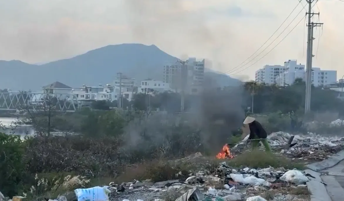 Hệ lụy từ những bãi rác tự phát giữa lòng đô thị- Ảnh 2. Hệ lụy từ những bãi rác tự phát giữa lòng đô thị- Ảnh 2.
