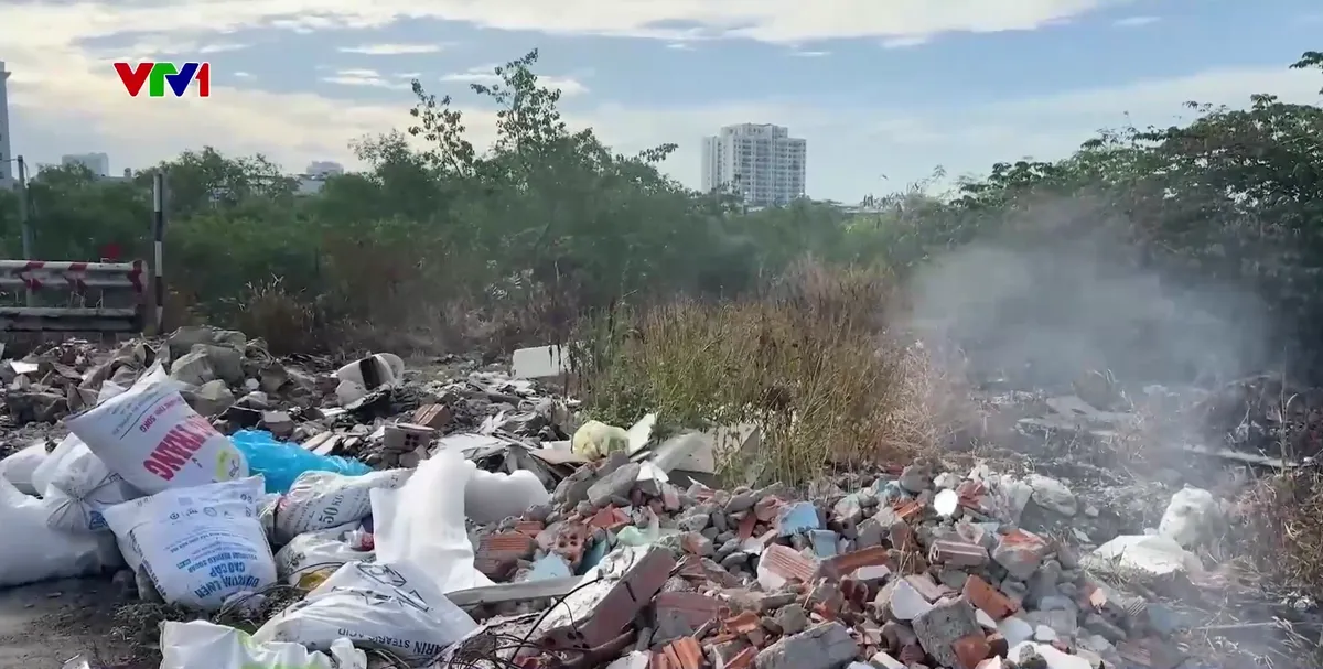 Nha Trang: Kh&oacute;i bụi bao tr&ugrave;m đ&ocirc; thị từ c&aacute;c điểm đốt r&aacute;c tự ph&aacute;t - Ảnh 1.