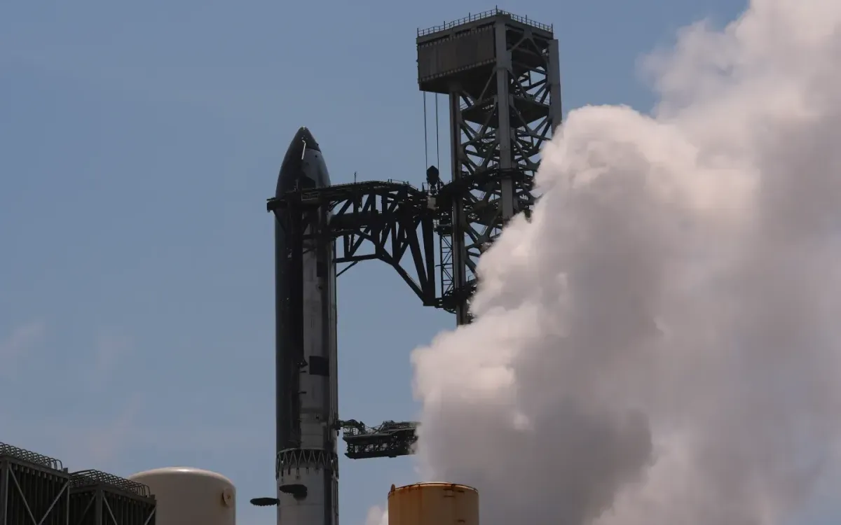 Tên lửa Starship của SpaceX được chuẩn bị cho chuyến bay thử nghiệm tại Starbase, Texas, Mỹ, ngày 20/5/2026. (Ảnh: AP)