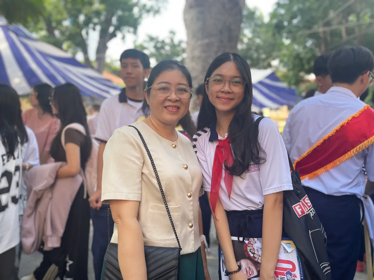 Mùa thi 2026 - Bộn bề nỗi lo và ngập tràn hy vọng
- Ảnh 2. Mùa thi 2026 - Bộn bề nỗi lo và ngập tràn hy vọng
- Ảnh 2.