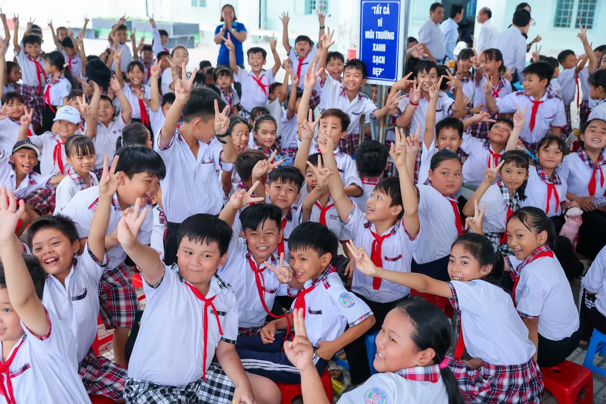 Hỗ trợ nước sạch cho người dân ở các xã đảo bị xâm nhập mặn tại Vĩnh Long - Ảnh 3.