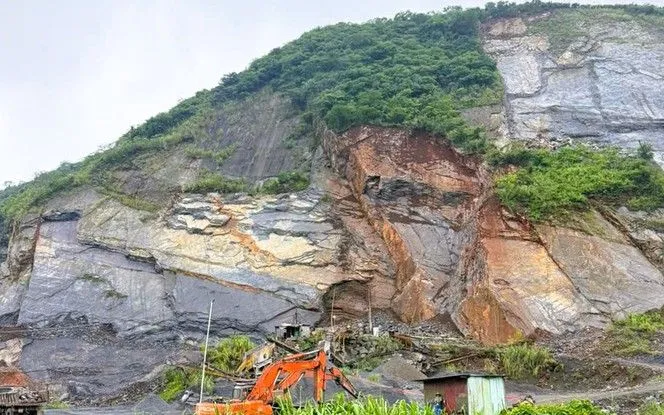 Khu vực núi đá nơi xảy ra vụ việc sạt lở. Ảnh: NLĐ