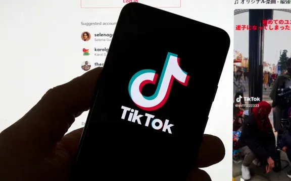 Malaysia yêu cầu TikTok siết kiểm duyệt sau loạt nội dung xúc phạm Hoàng gia- Ảnh 1. Malaysia yêu cầu TikTok siết kiểm duyệt sau loạt nội dung xúc phạm Hoàng gia- Ảnh 1.