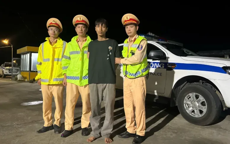 Bắt giữ đối tượng cướp cửa hàng điện thoại ở Thái Nguyên khi đang bỏ trốn lên Sơn La- Ảnh 1. Bắt giữ đối tượng cướp cửa hàng điện thoại ở Thái Nguyên khi đang bỏ trốn lên Sơn La- Ảnh 1.