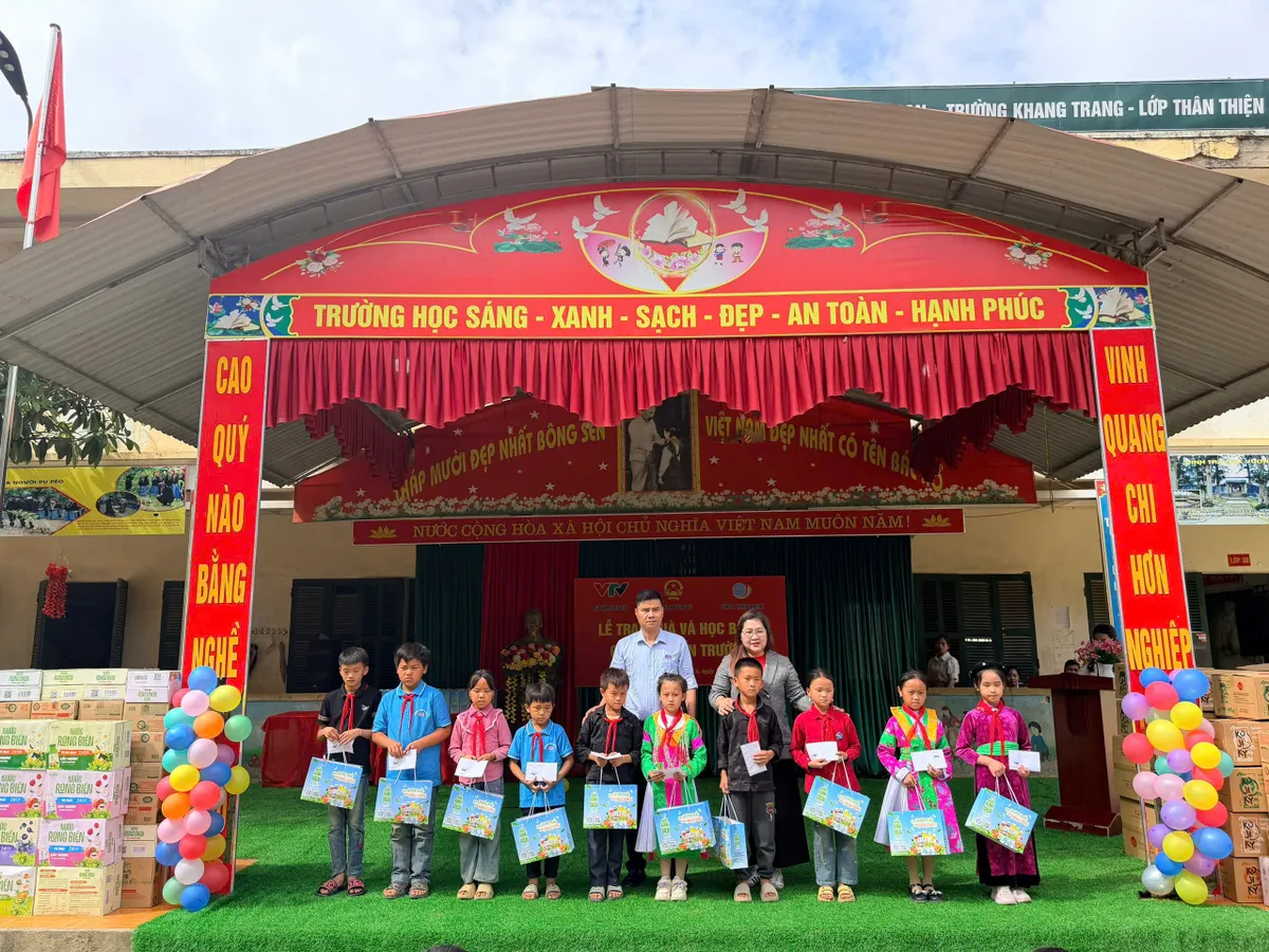 Quỹ Tấm lòng Việt trao học bổng cho 30 học sinh vượt khó tại Tuyên Quang- Ảnh 11. Quỹ Tấm lòng Việt trao học bổng cho 30 học sinh vượt khó tại Tuyên Quang- Ảnh 11.