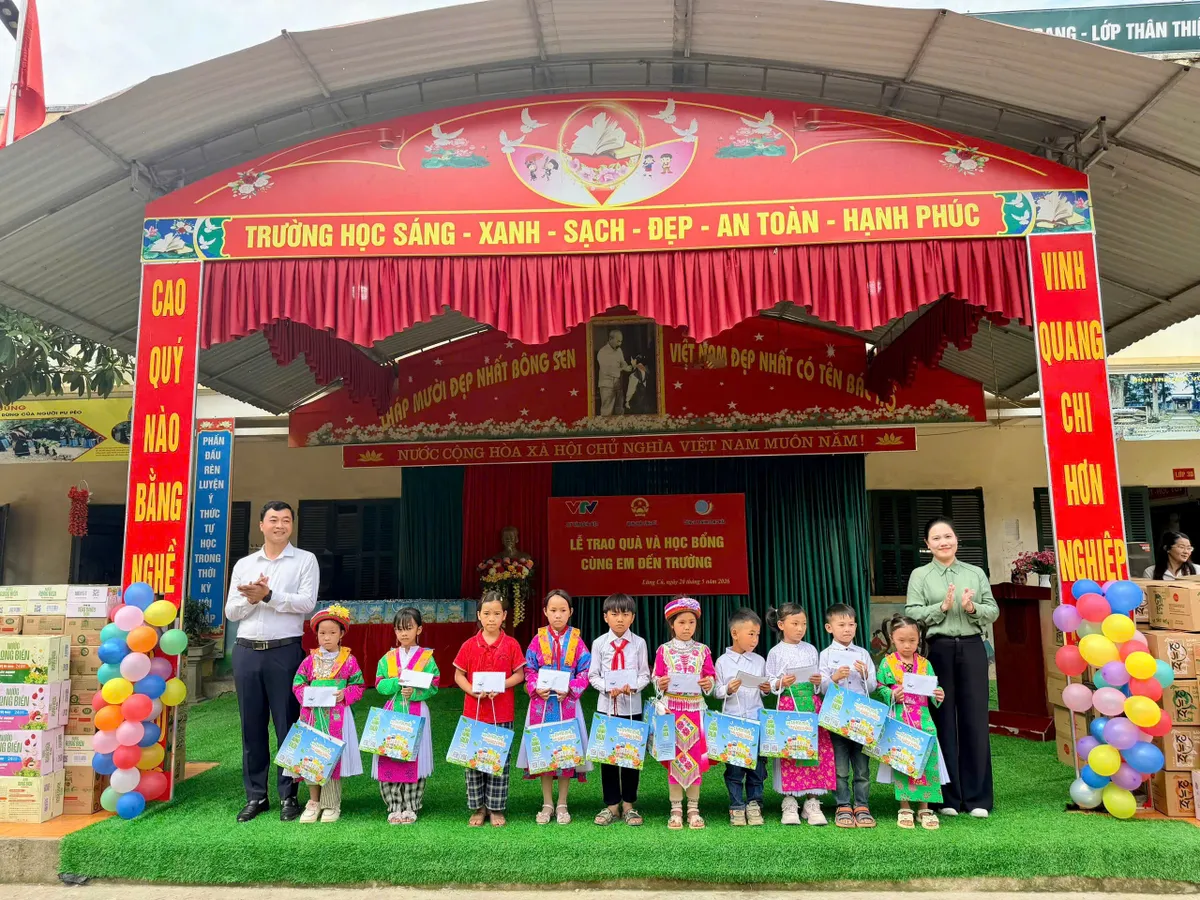 Quỹ Tấm lòng Việt trao học bổng cho 30 học sinh vượt khó tại Tuyên Quang- Ảnh 10. Quỹ Tấm lòng Việt trao học bổng cho 30 học sinh vượt khó tại Tuyên Quang- Ảnh 10.
