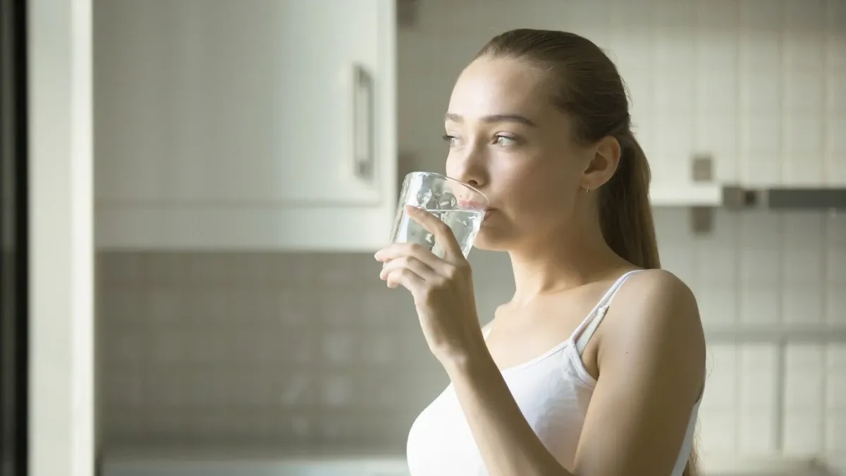 Cảnh b&aacute;o sớm bệnh thận qua những thay đổi khi uống nước v&agrave; đi tiểu- Ảnh 1.